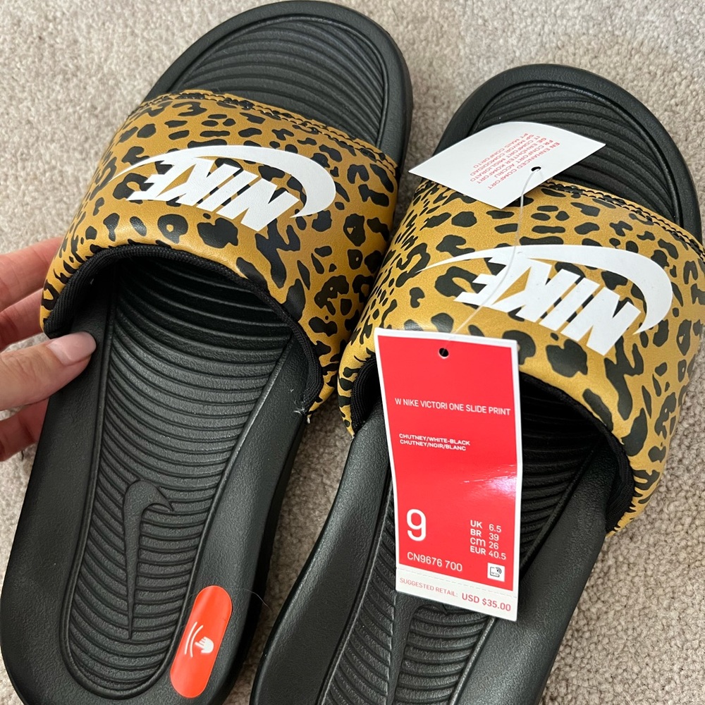 Nike slides [NEW]
